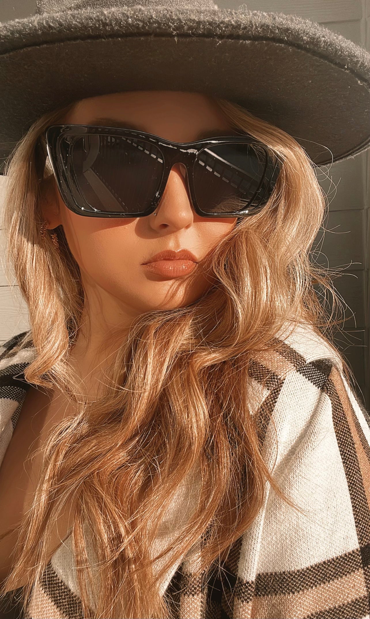 “Expensive” sunnies in black