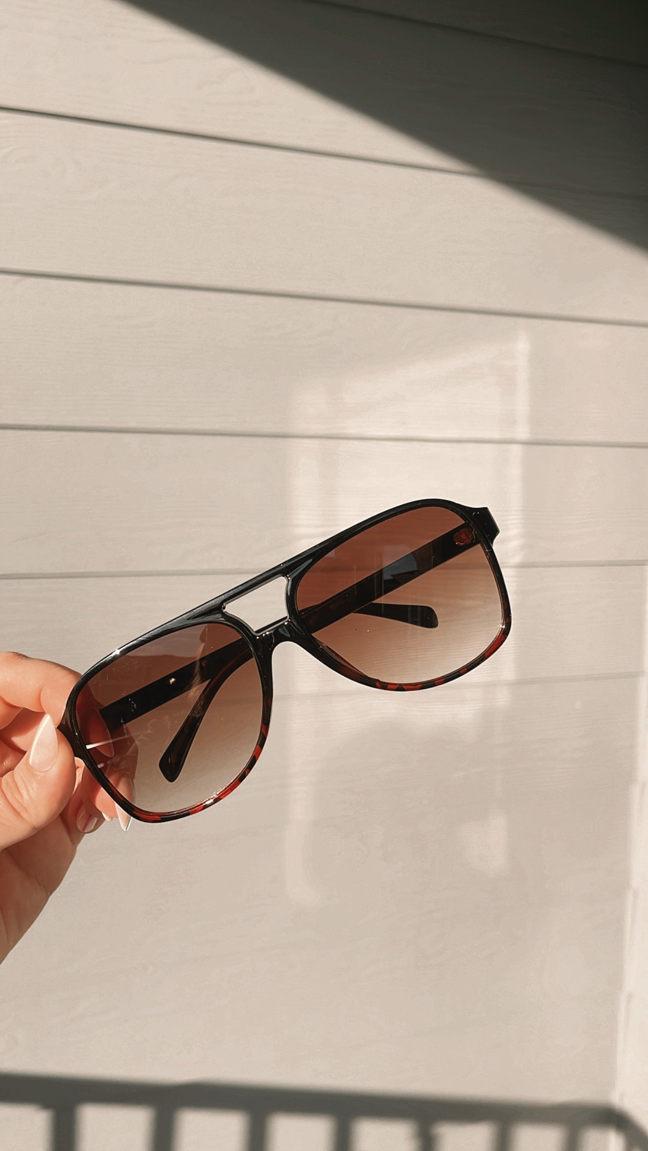 “Retro” sunnies in gradient brown