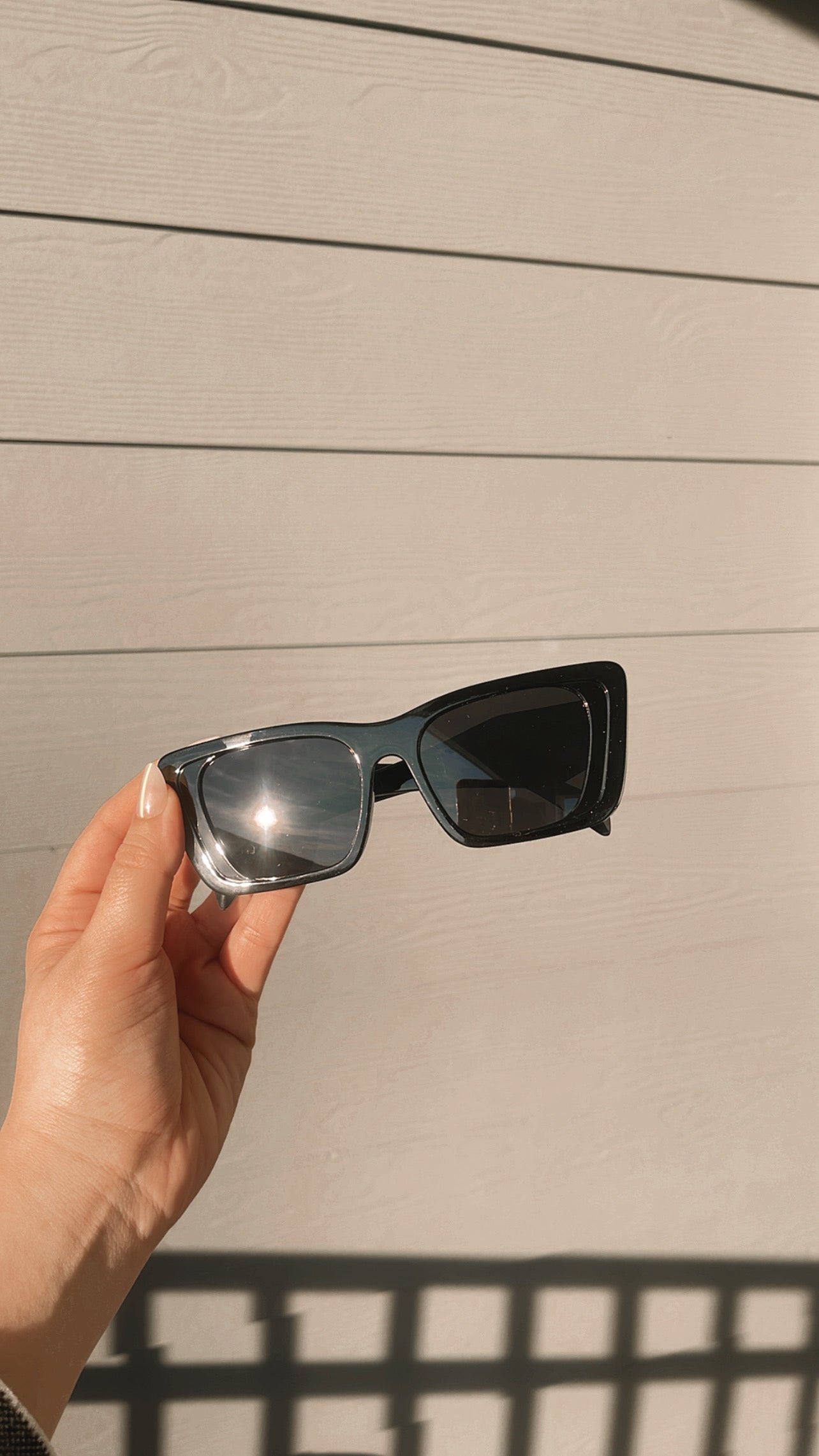 “Expensive” sunnies in black