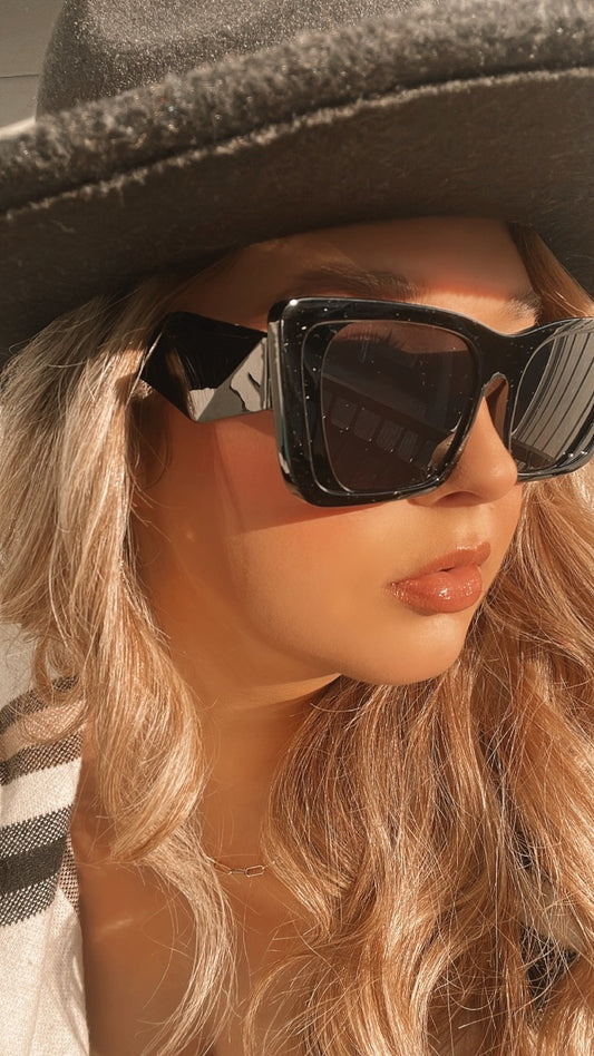 “Expensive” sunnies in black