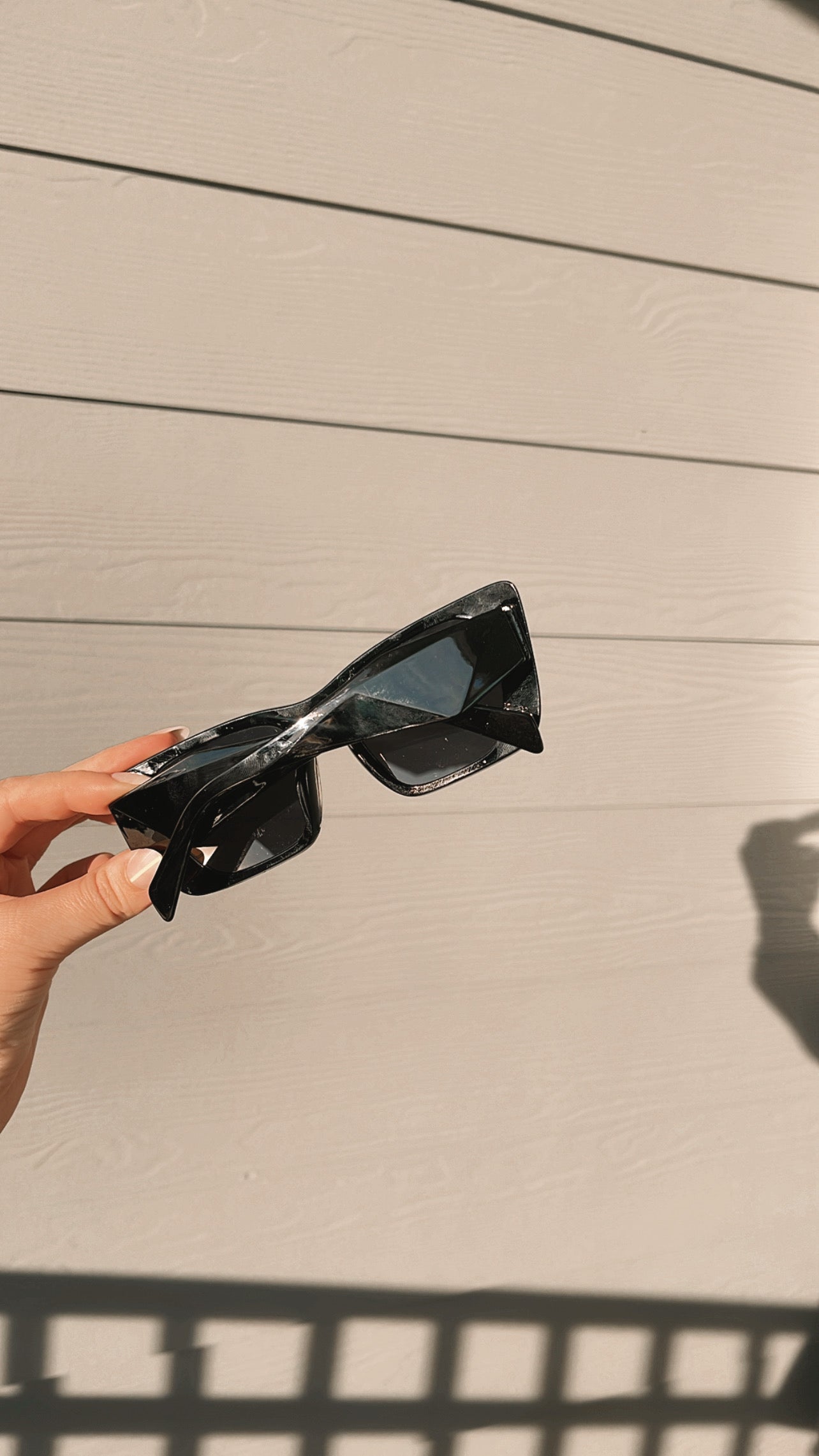 “Expensive” sunnies in black