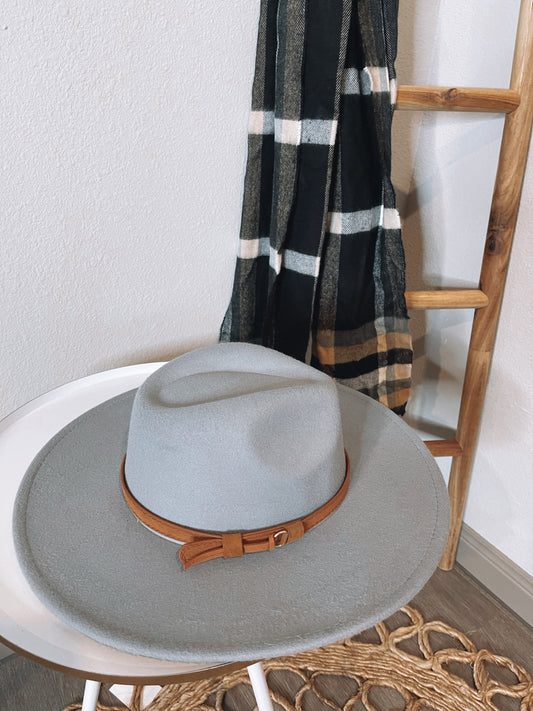 Wide brim felt hat in grey